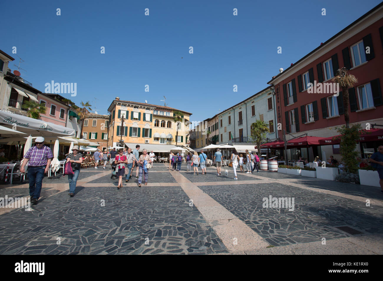 Sirmione, Italie. vue pittoresque de touristes à Sirmione's piazza giosue carducci. Banque D'Images