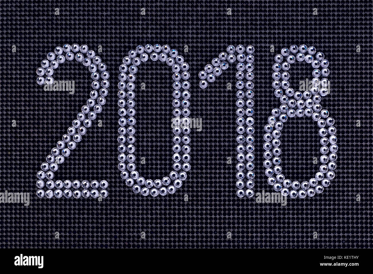 Année 2018 est faite en cristal strass de couleur sur un fond noir toile Banque D'Images