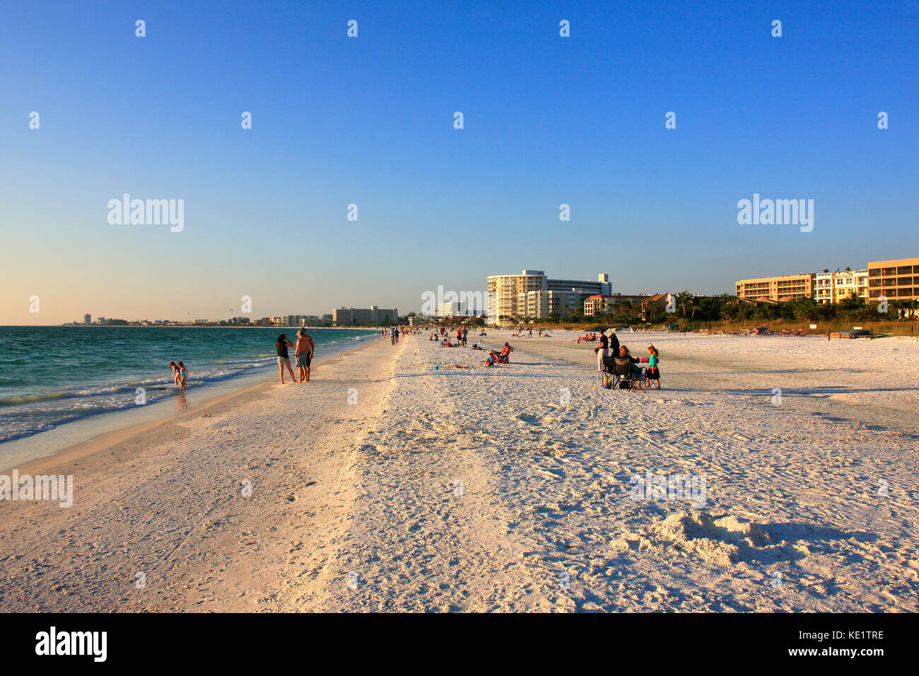 Les gens sur la plage de Crescent à Siesta Key, Sarasota, FL Banque D'Images