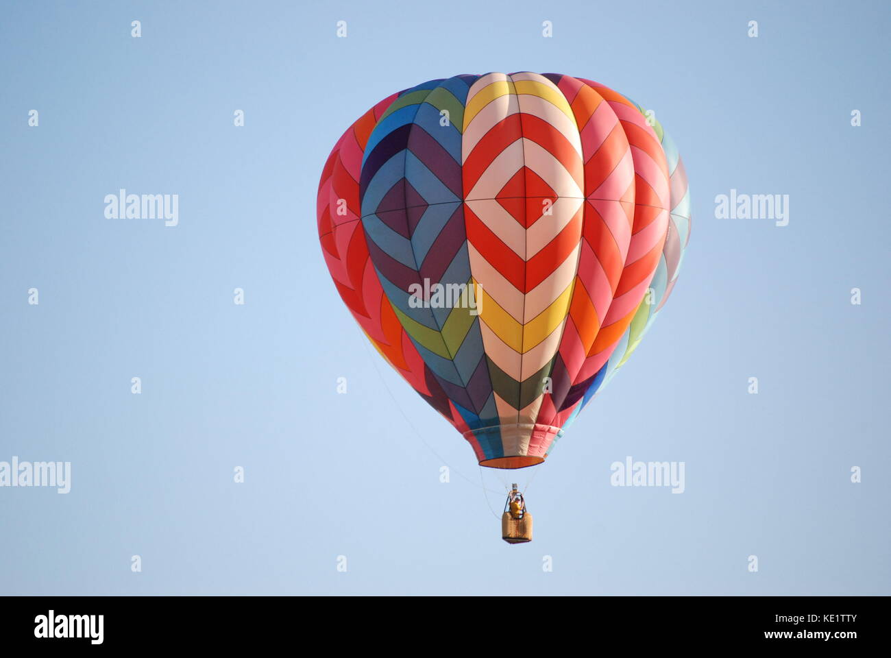 Rouge, blanc, bleu et vols en montgolfière dans les montagnes Banque D'Images