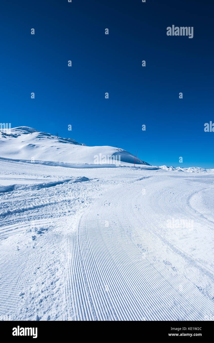 Chemin de la neige de surface de piste de ski, texture de velours côtelé, selective focus Banque D'Images