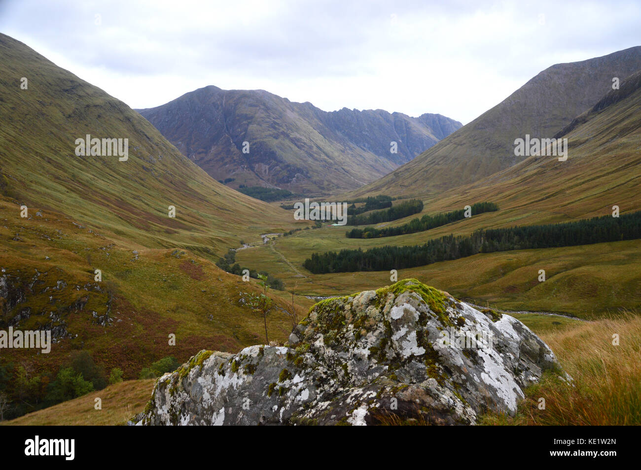 Gleann-leac-na-muidhe et le clachaig gully à Glencoe avec le sgorr fiannaidh munros nam et meall du dearg corbett meall lighiche, en Écosse. Banque D'Images