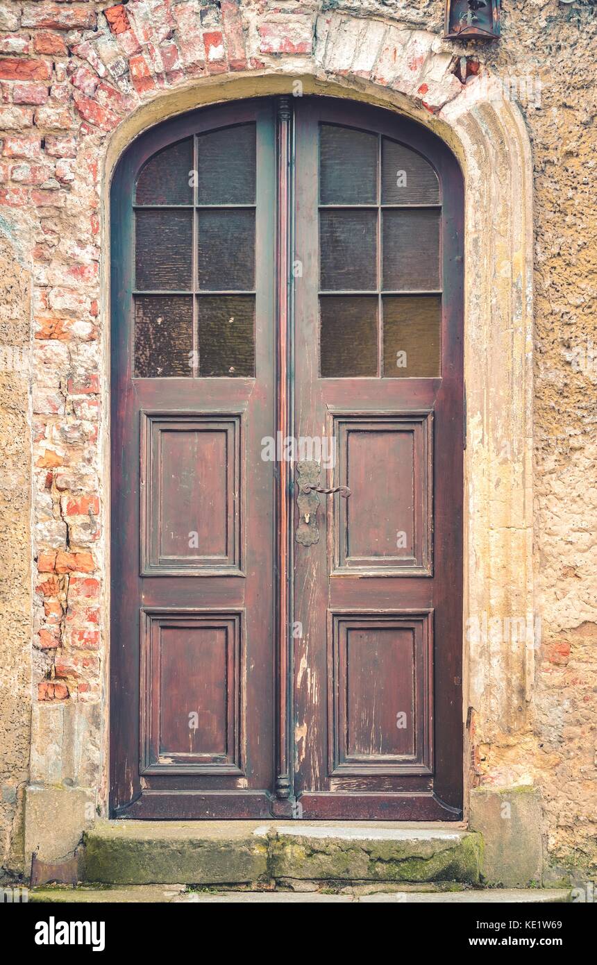 Détail de l'architecture antique en bois. porte d'un immeuble ancien. Banque D'Images