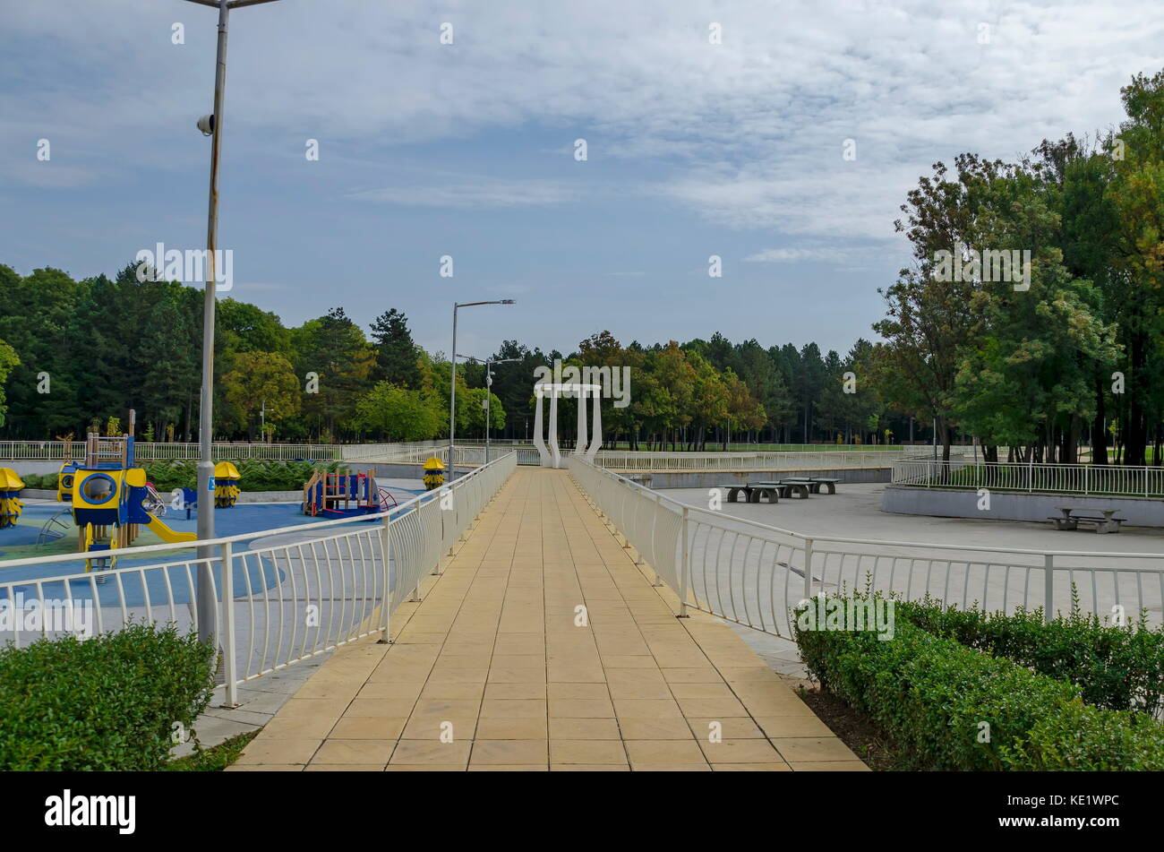 Parc nord populaires pour le repos avec les vieilles forêts automnales, banc, en plein air et de maternelle dans le lac vrabnitsa, Sofia, Bulgarie Banque D'Images