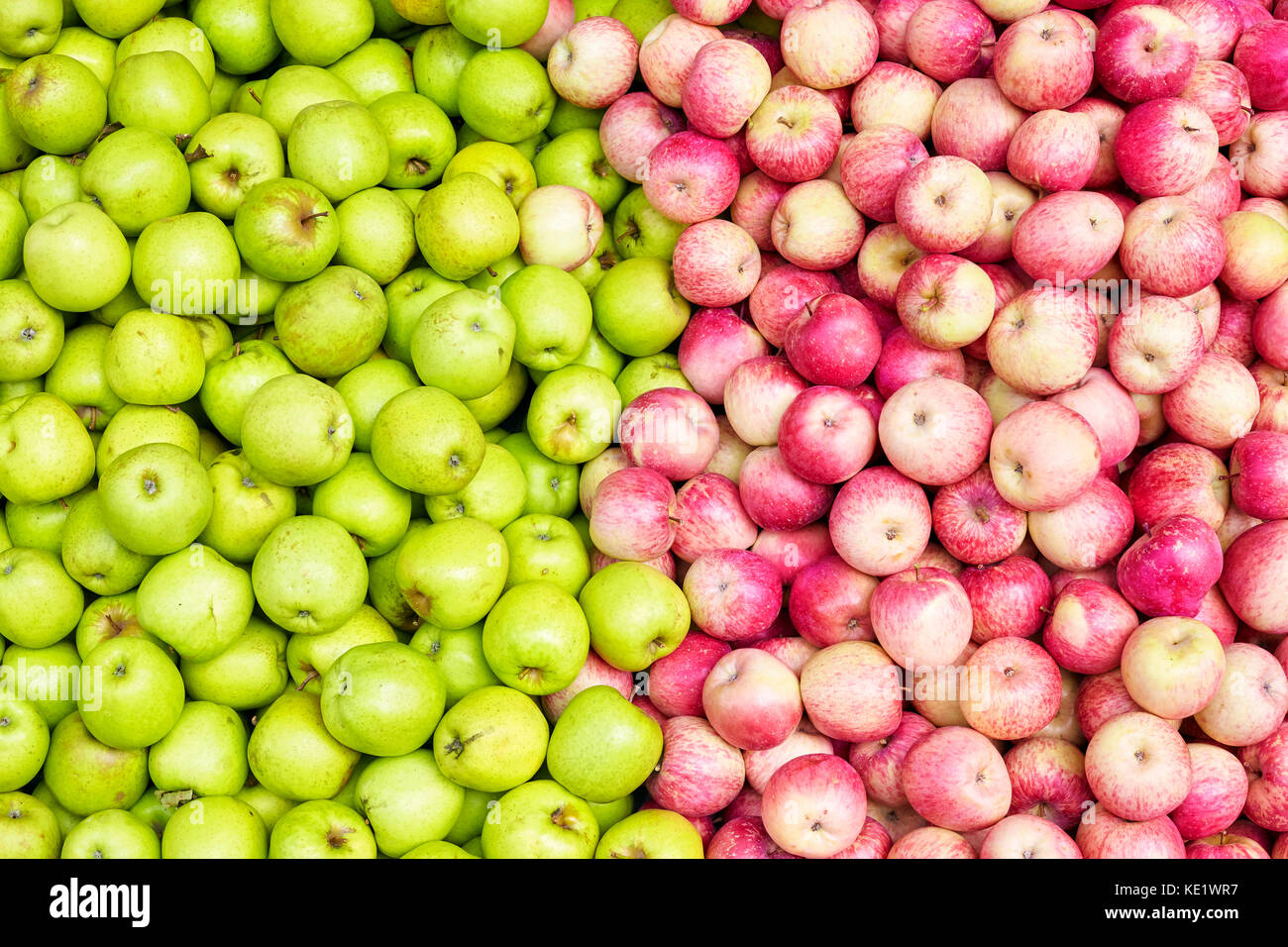 Des pommes rouges et vertes sur un marché local de fruits, arrière-plan. Banque D'Images