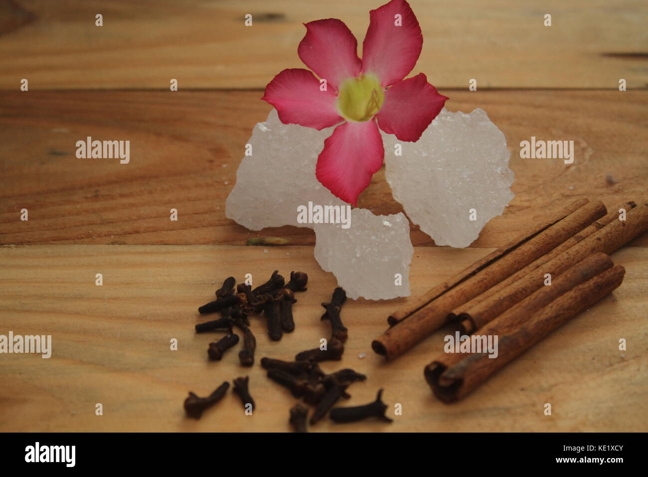 Le clou de girofle, la cannelle et le sucre sur la table en bois en pierre Banque D'Images
