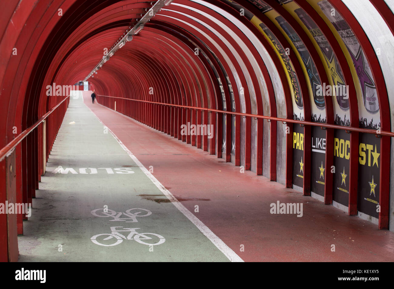 Finnieston marche intérieur du tunnel. Arche rouge chemin cycle vert Banque D'Images