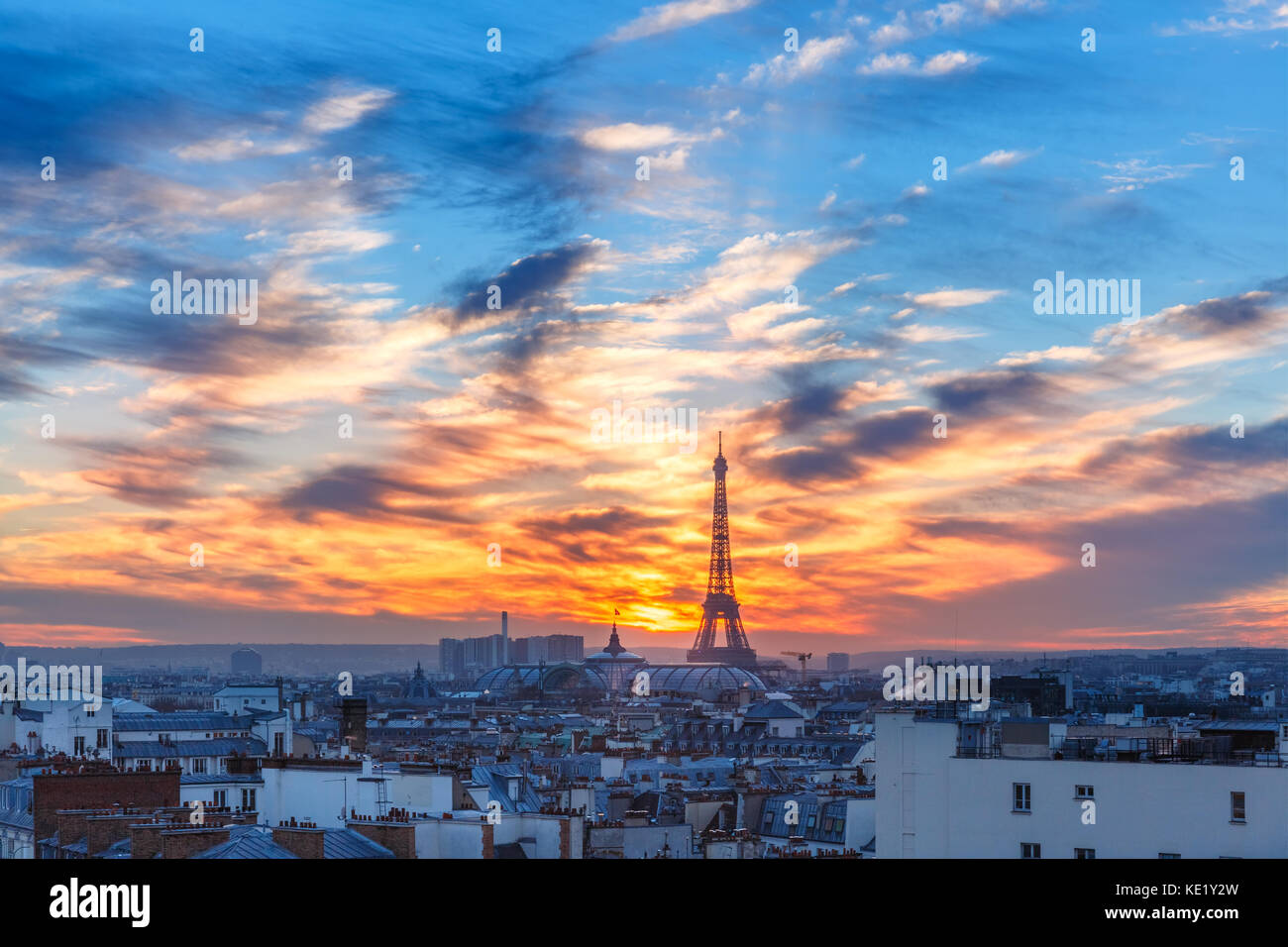 La tour eiffel au coucher du soleil à Paris, France Banque D'Images