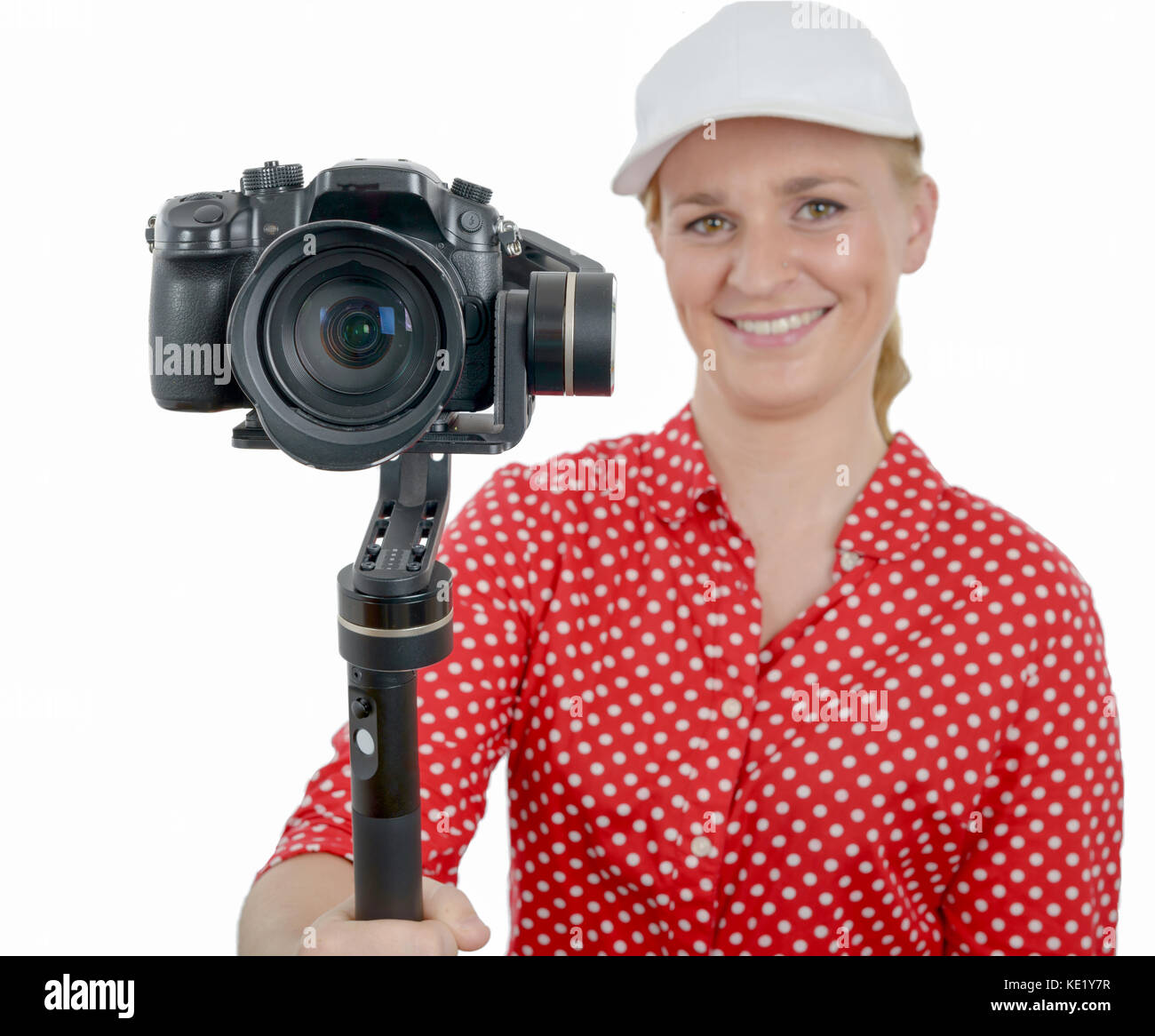 Une jeune femme avec stabilisateur vidéo dslr isolé sur fond blanc Banque D'Images