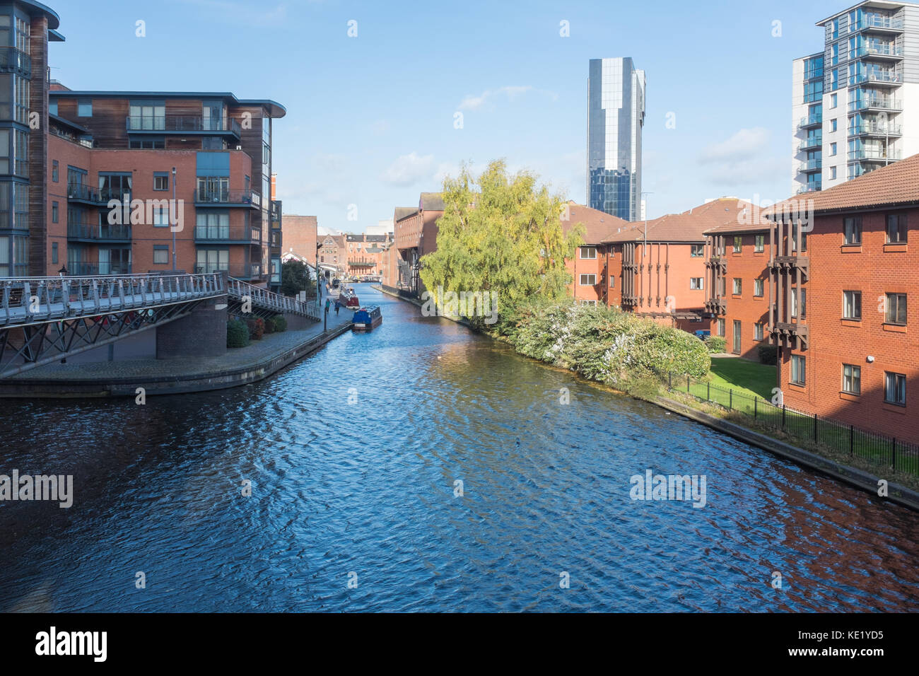 Le vieux canal de Birmingham à partir de la boîte aux lettres vers la rue large et de gaz du bassin de la rue avec l'hôtel Hyatt à l'arrière-plan Banque D'Images