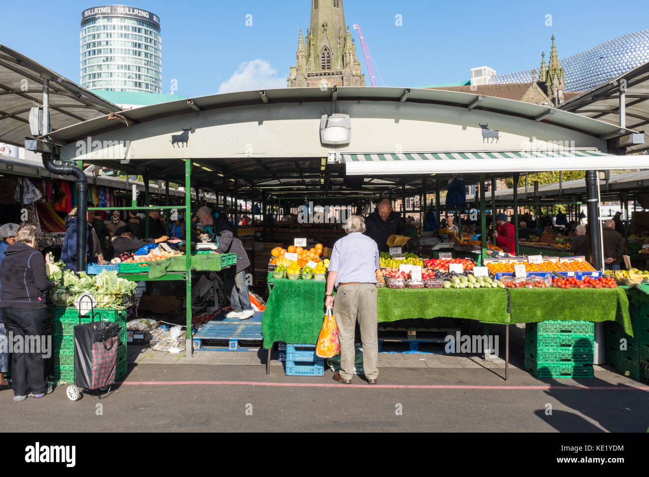 Les fruits et légumes en vente au marché extérieur Birmingham Bullring à Edgbaston, Birmingham, UK Banque D'Images