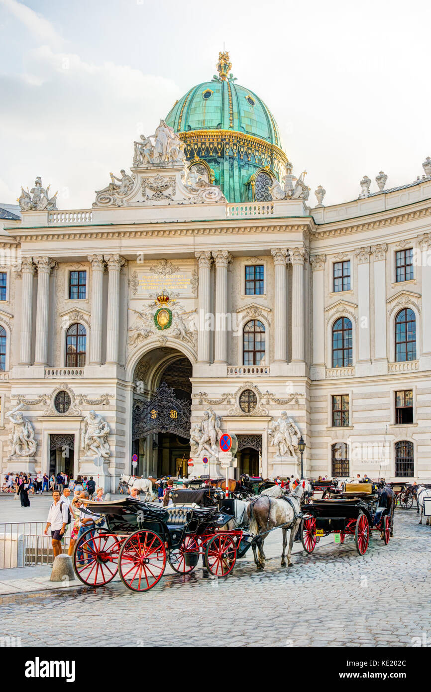 Vienne, Autriche - août 28 : les touristes en calèche fiaker appelé à l'impérial de la Hofburg à Vienne, Autriche Le 28 août 2017. Banque D'Images