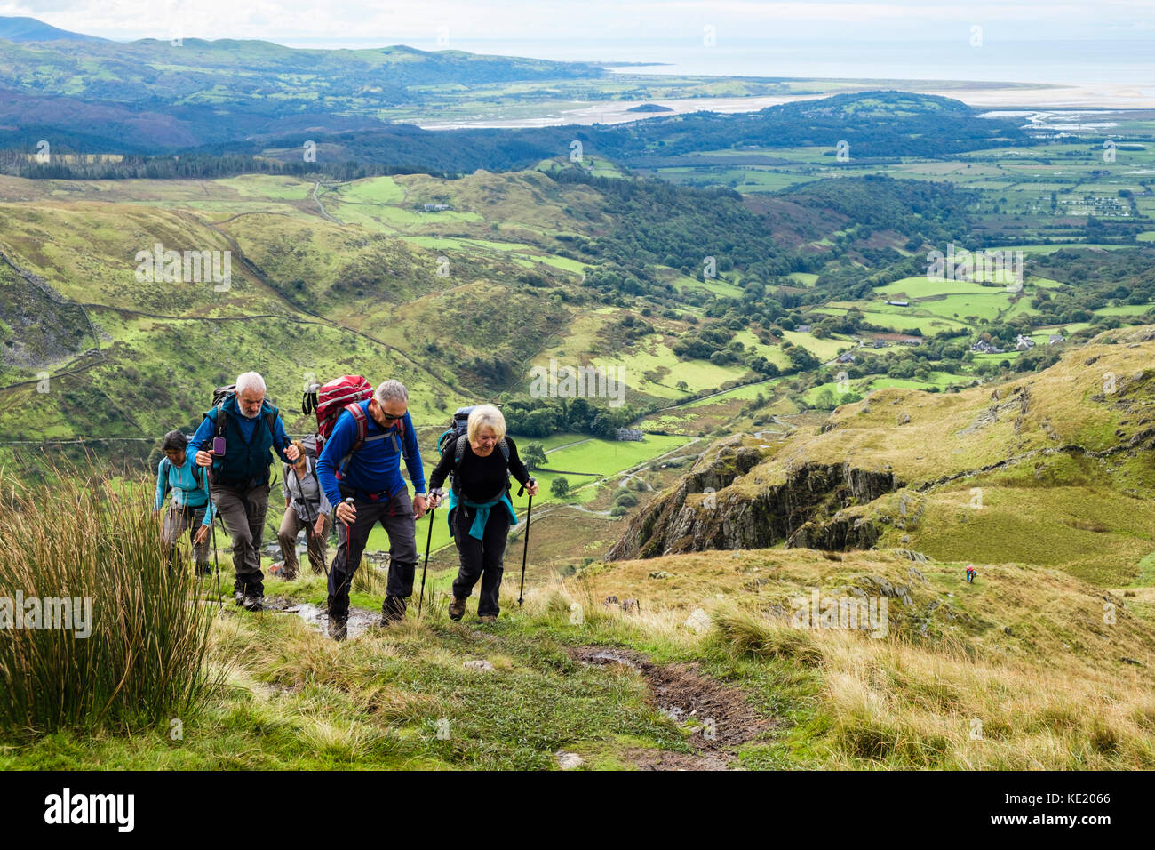 Randonnée Les randonneurs jusqu'au sud-ouest de la crête de la montagne de Croesor Cnicht, Gwynedd, au nord du Pays de Galles, Royaume-Uni, Angleterre Banque D'Images