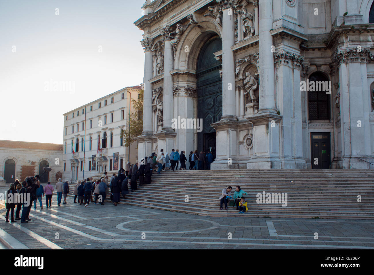 Venise, Italie - octobre 7 , 2017 : paroissiens vont à l'église, la prière du matin. Cathédrale de Santa Maria della Salute Banque D'Images