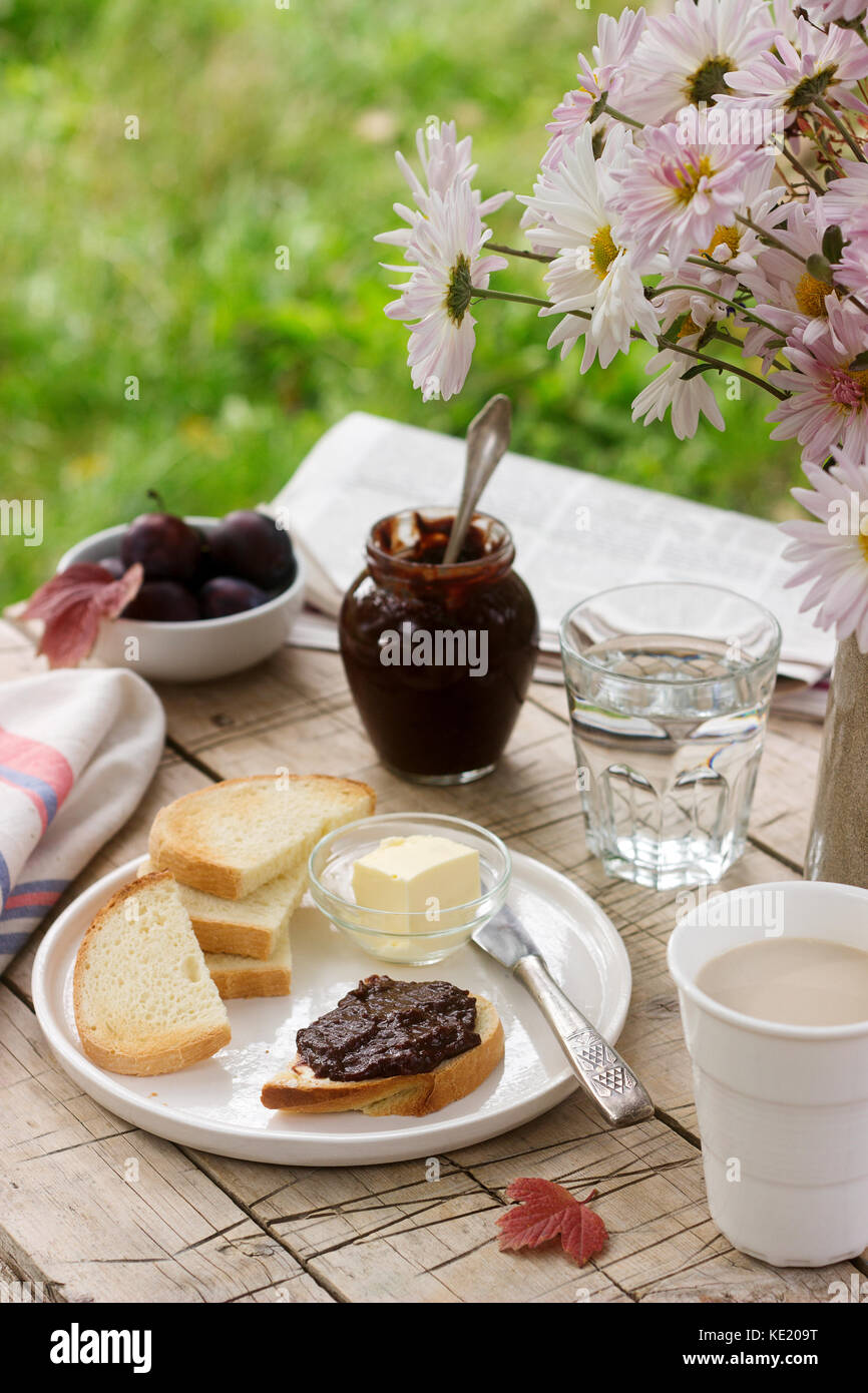 Toasts avec confiture de prunes et de cacao. petit-déjeuner dans le jardin. style rustique, selective focus. verticale. Banque D'Images