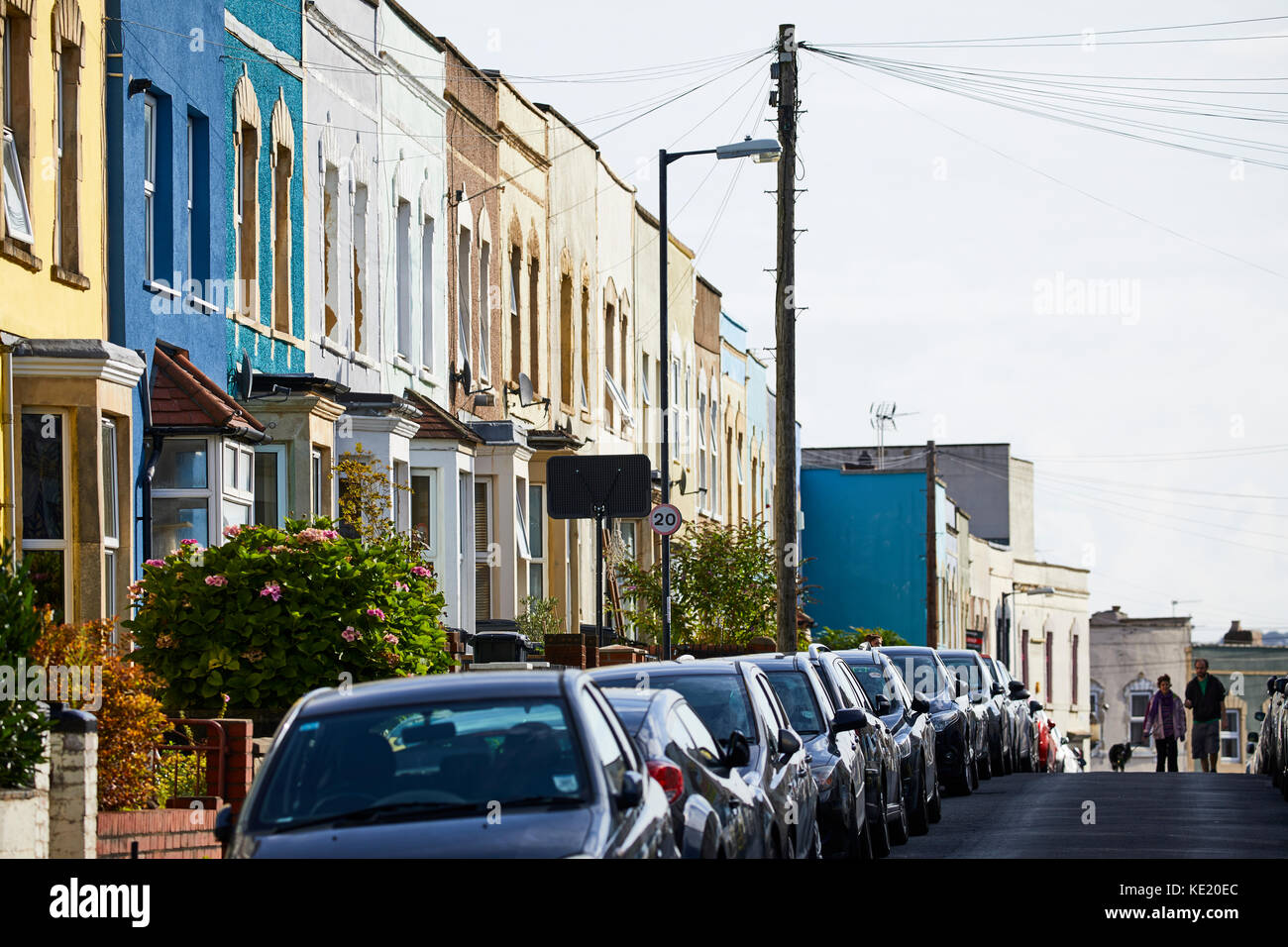 Hill street victorienne mitoyenne sur carter de rues en pente à un Totterdown banlieue intérieure juste en dehors du centre-ville de Bristol Banque D'Images