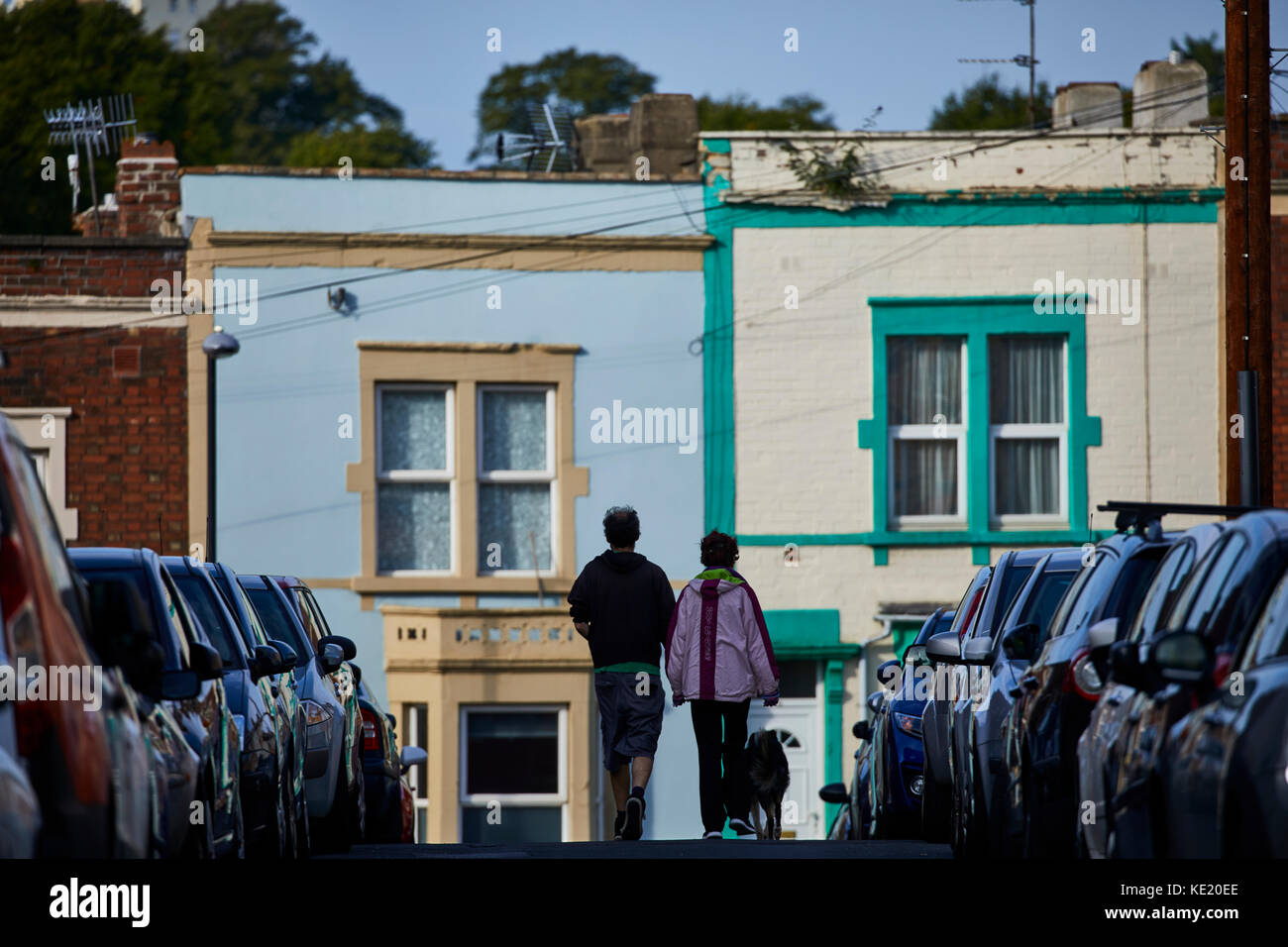Hill street victorienne mitoyenne sur carter de rues en pente à un Totterdown banlieue intérieure juste en dehors du centre-ville de Bristol Banque D'Images