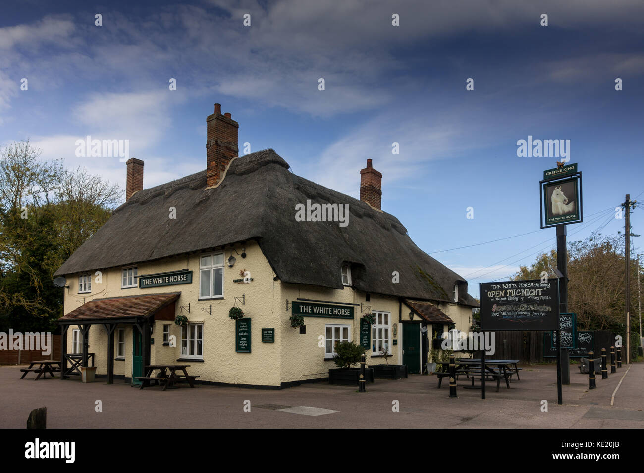 The White Horse, un pub anglais typique de village au toit de chaume à Arlesey, Bedfordshire, Royaume-Uni Banque D'Images