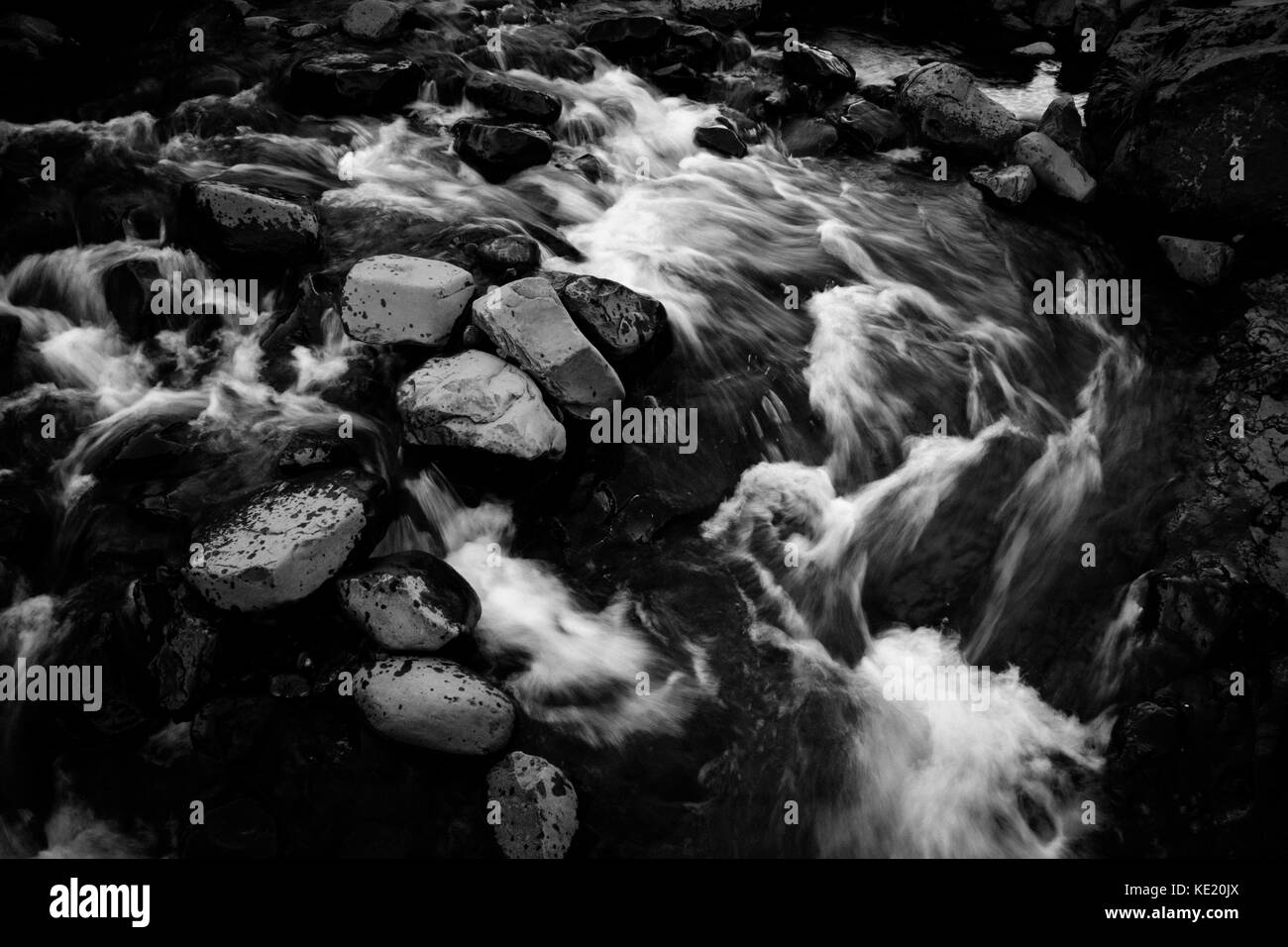 Avec la rivière des roches dans le motion blur, l'Islande en été, noir et blanc spectaculaire Banque D'Images
