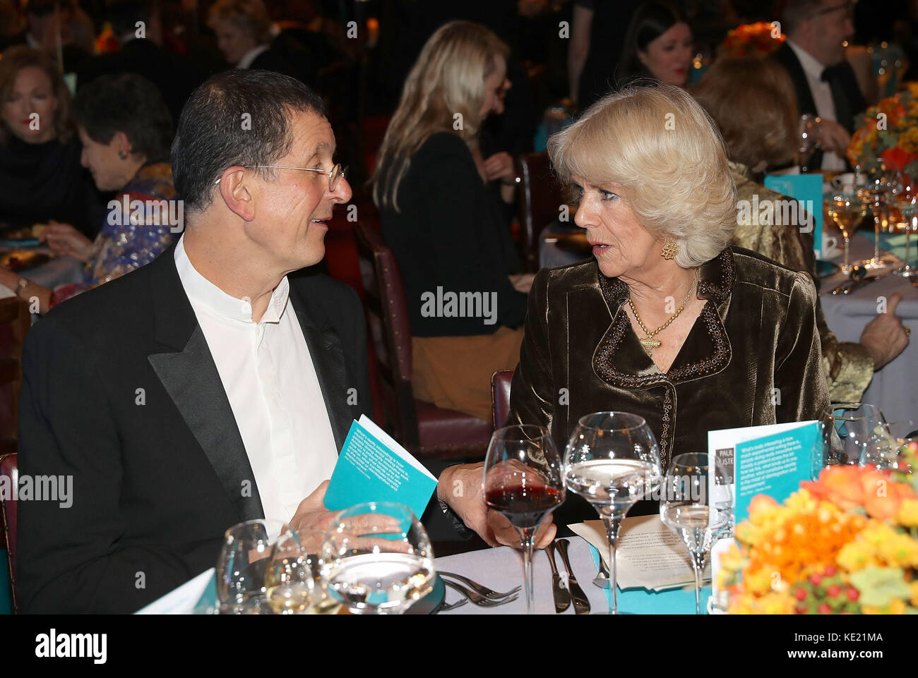 La duchesse de Cornouailles parle à Antony Gormley lors d'une réception au Guildhall de Londres, avant la cérémonie de remise du prix Man Booker 2017. Banque D'Images