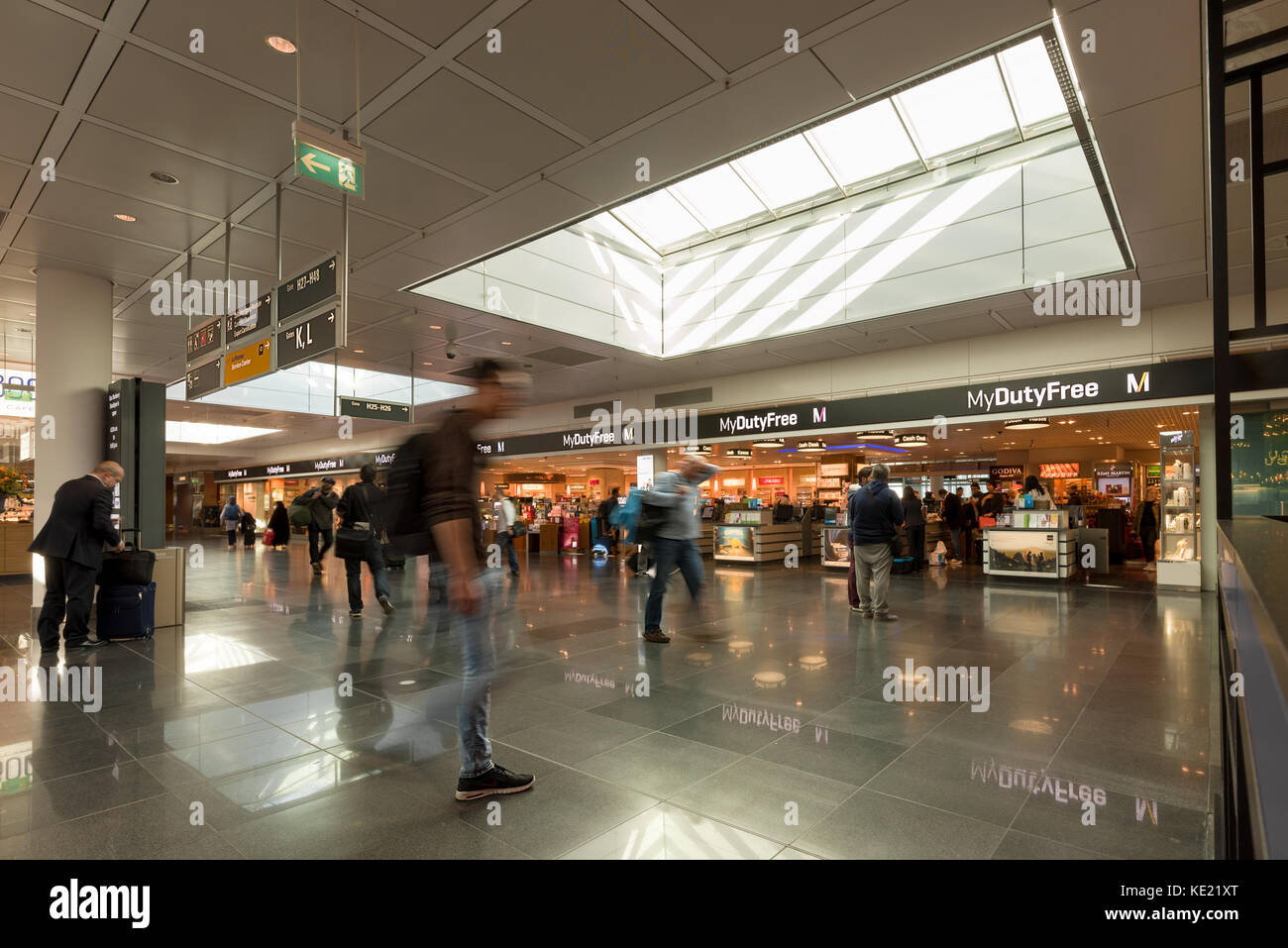 La boutique hors taxes et la zone principale du terminal 2 de l'aéroport international de Munich. Banque D'Images
