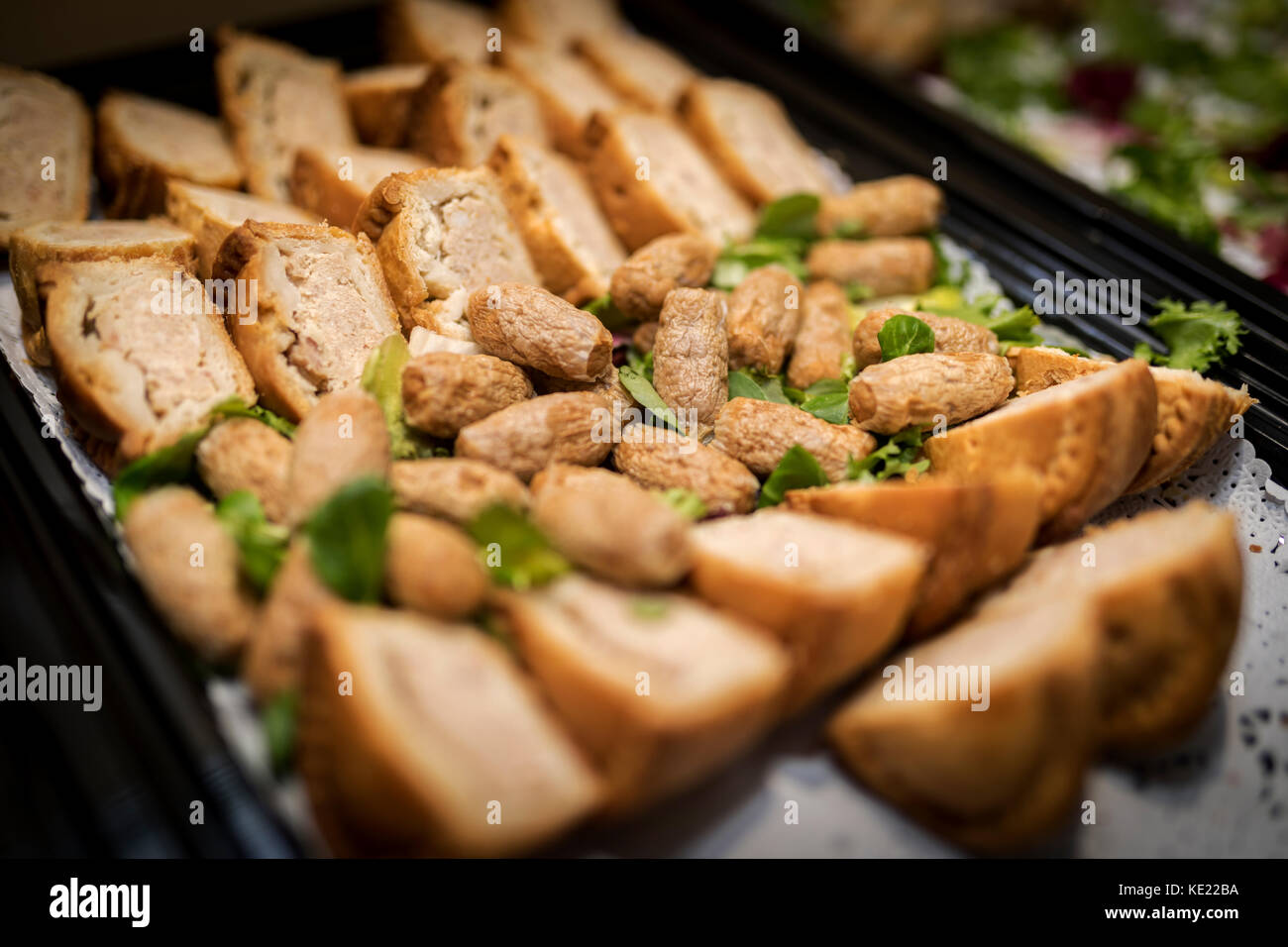Saucisses de porc et parti pies finger food à un buffet de mariage en Angleterre, Royaume Uni. Banque D'Images