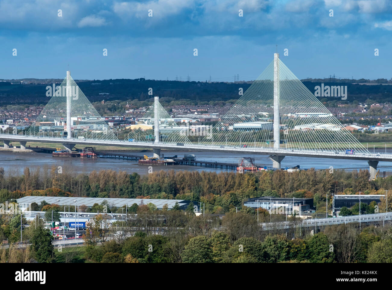 Le Mersey Gateway Pont sur l'estuaire de la Mersey entre Runcorn et Widnes, Cheshire, England, UK Banque D'Images