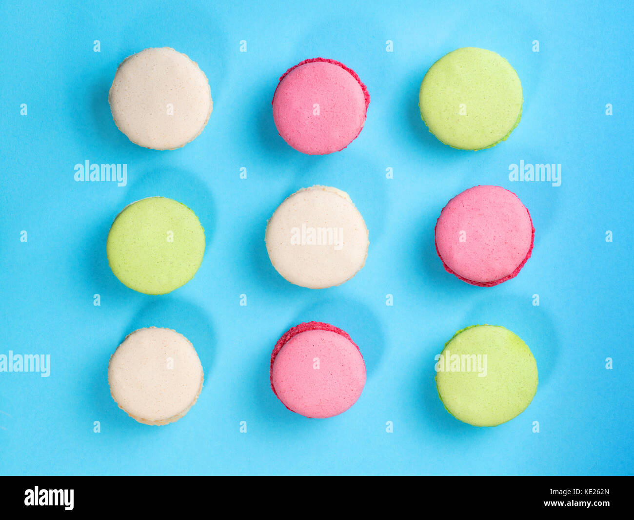 Macarons colorés sur fond bleu. Vue de dessus Banque D'Images