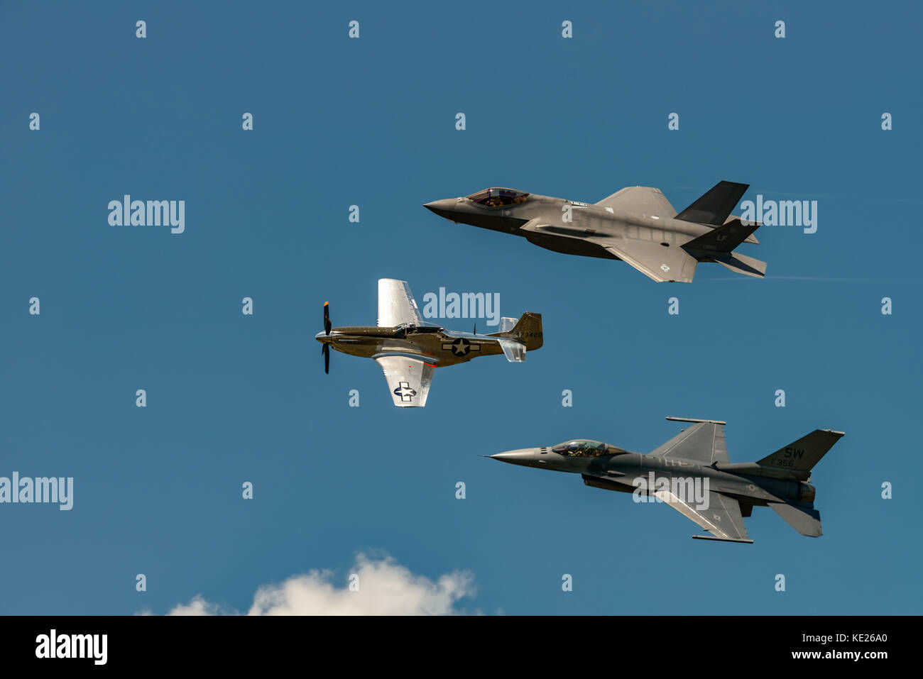 New Windsor, ny - 2 juillet 2017 : le Lockheed Martin F-35 Lightning II f 16 falcon à partir de l'aéroport international de stewart pendant le meeting aérien de new york. Banque D'Images