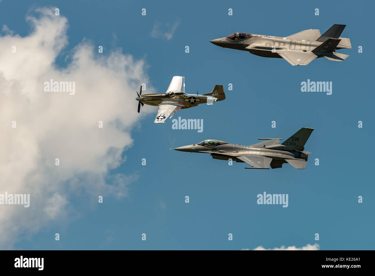 New Windsor, ny - 2 juillet 2017 : le Lockheed Martin F-35 Lightning II f 16 falcon à partir de l'aéroport international de stewart pendant le meeting aérien de new york. Banque D'Images