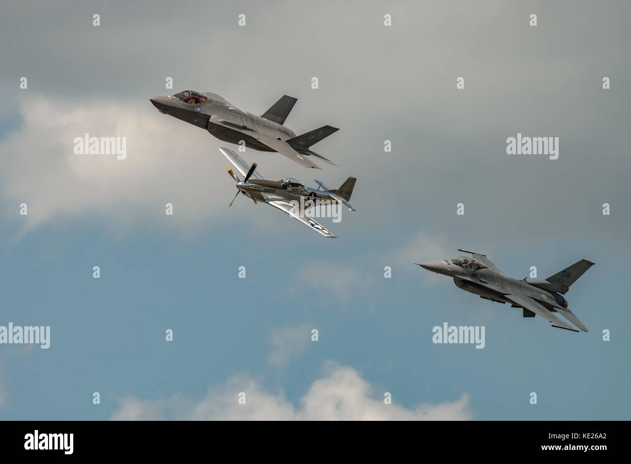 New Windsor, ny - 2 juillet 2017 : le Lockheed Martin F-35 Lightning II f 16 falcon à partir de l'aéroport international de stewart pendant le meeting aérien de new york. Banque D'Images