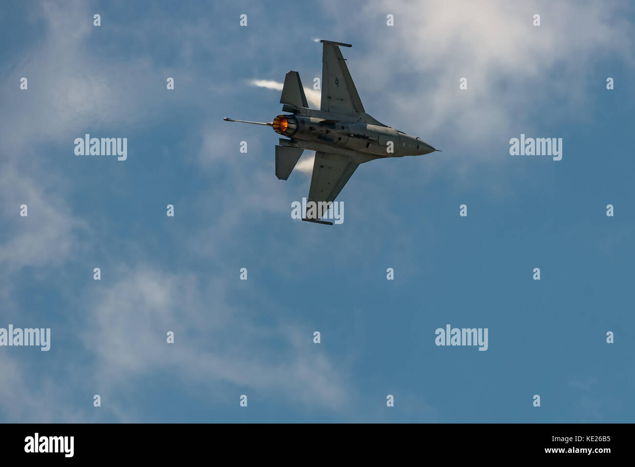 New Windsor, ny - juillet 2, 2017 : l'évolution de f 16 falcon à partir de l'aéroport international de stewart pendant le meeting aérien de new york. Banque D'Images