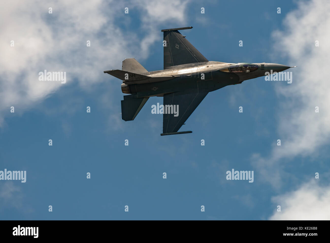 New Windsor, ny - juillet 2, 2017 : l'évolution de f 16 falcon à partir de l'aéroport international de stewart pendant le meeting aérien de new york. Banque D'Images