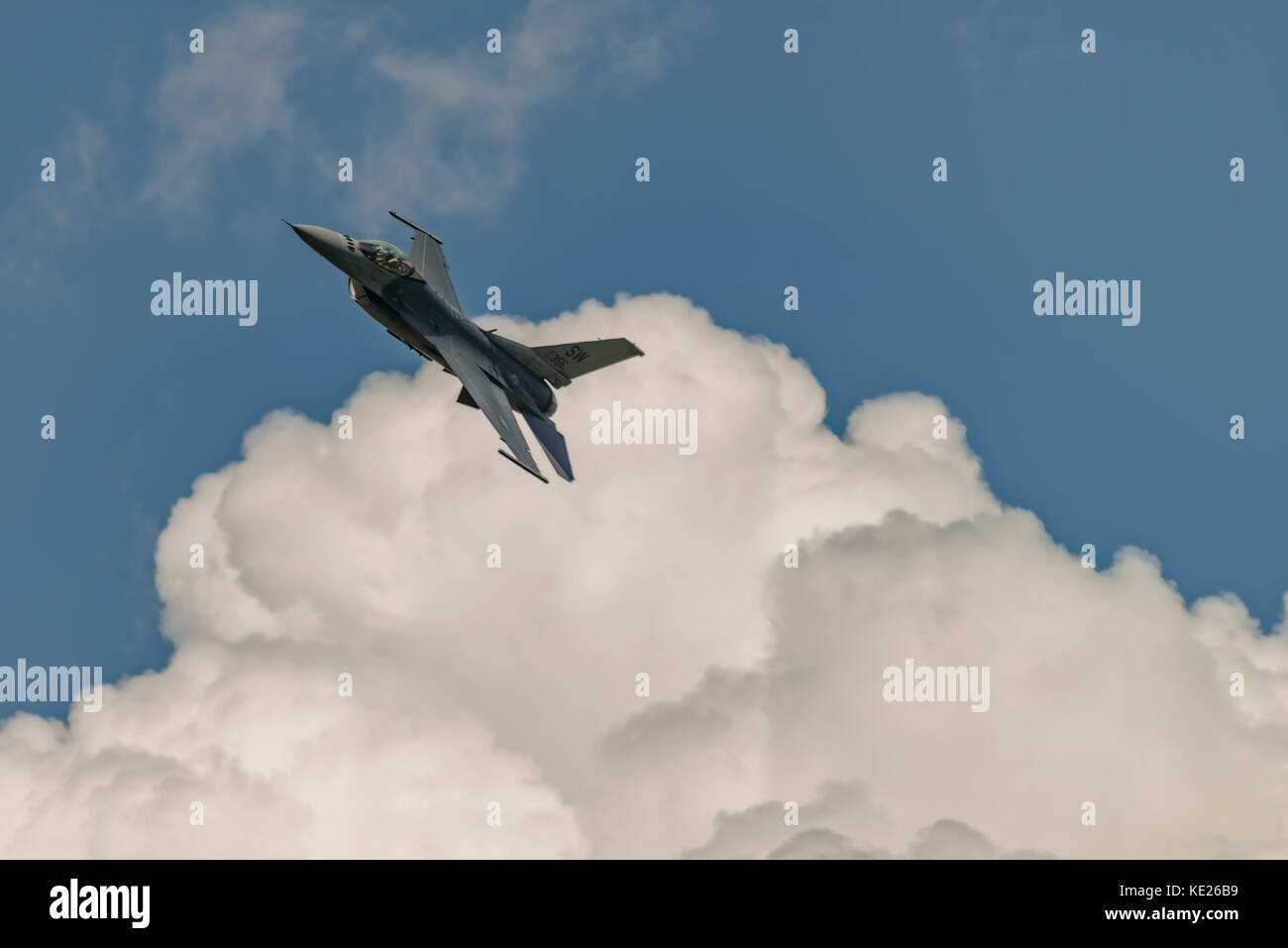 New Windsor, ny - juillet 2, 2017 : l'évolution de f 16 falcon à partir de l'aéroport international de stewart pendant le meeting aérien de new york. Banque D'Images