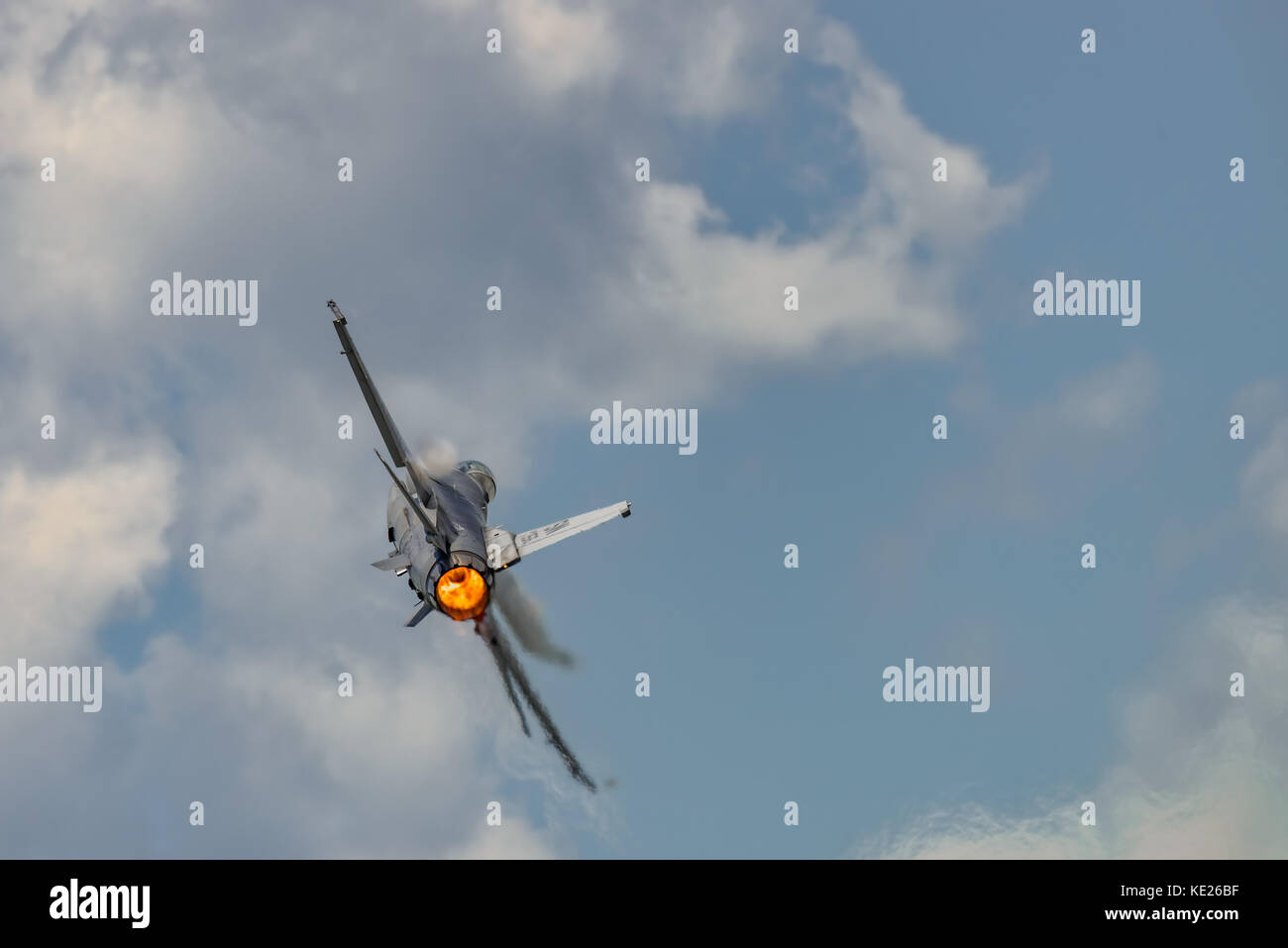 New Windsor, ny - juillet 2, 2017 : l'évolution de f 16 falcon à partir de l'aéroport international de stewart pendant le meeting aérien de new york. Banque D'Images