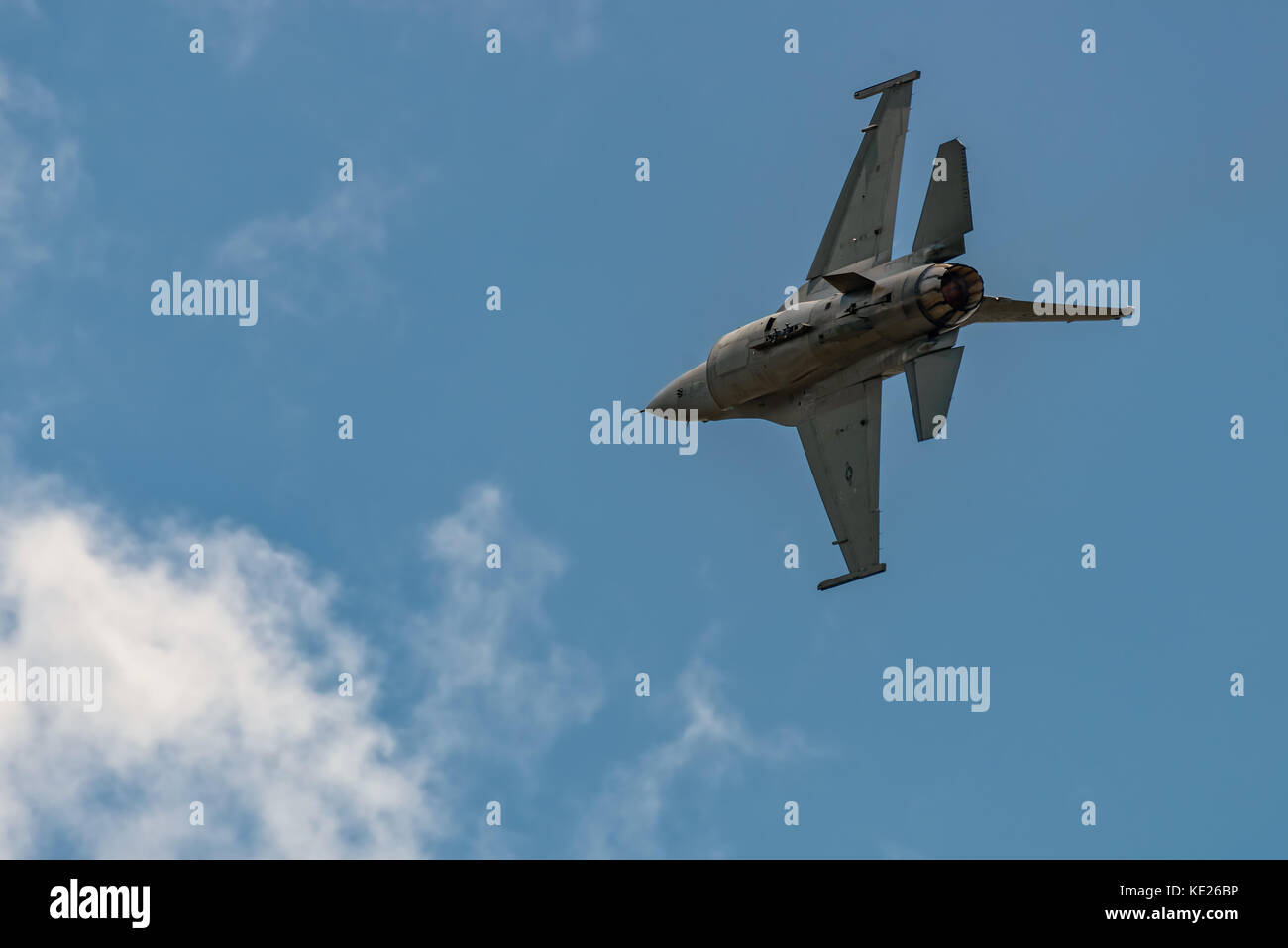 New Windsor, ny - juillet 2, 2017 : l'évolution de f 16 falcon à partir de l'aéroport international de stewart pendant le meeting aérien de new york. Banque D'Images