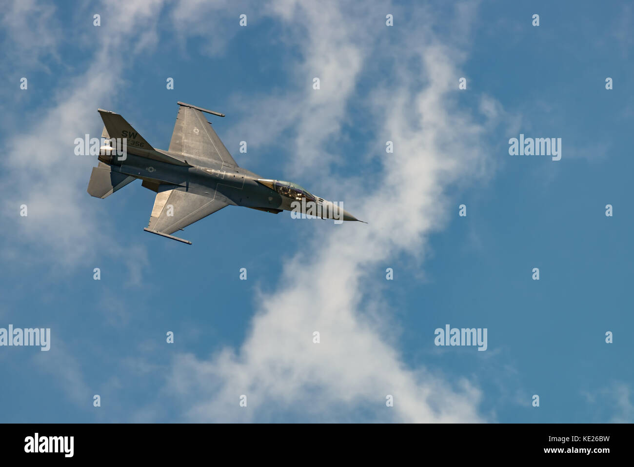 New Windsor, ny - juillet 2, 2017 : l'évolution de f 16 falcon à partir de l'aéroport international de stewart pendant le meeting aérien de new york. Banque D'Images