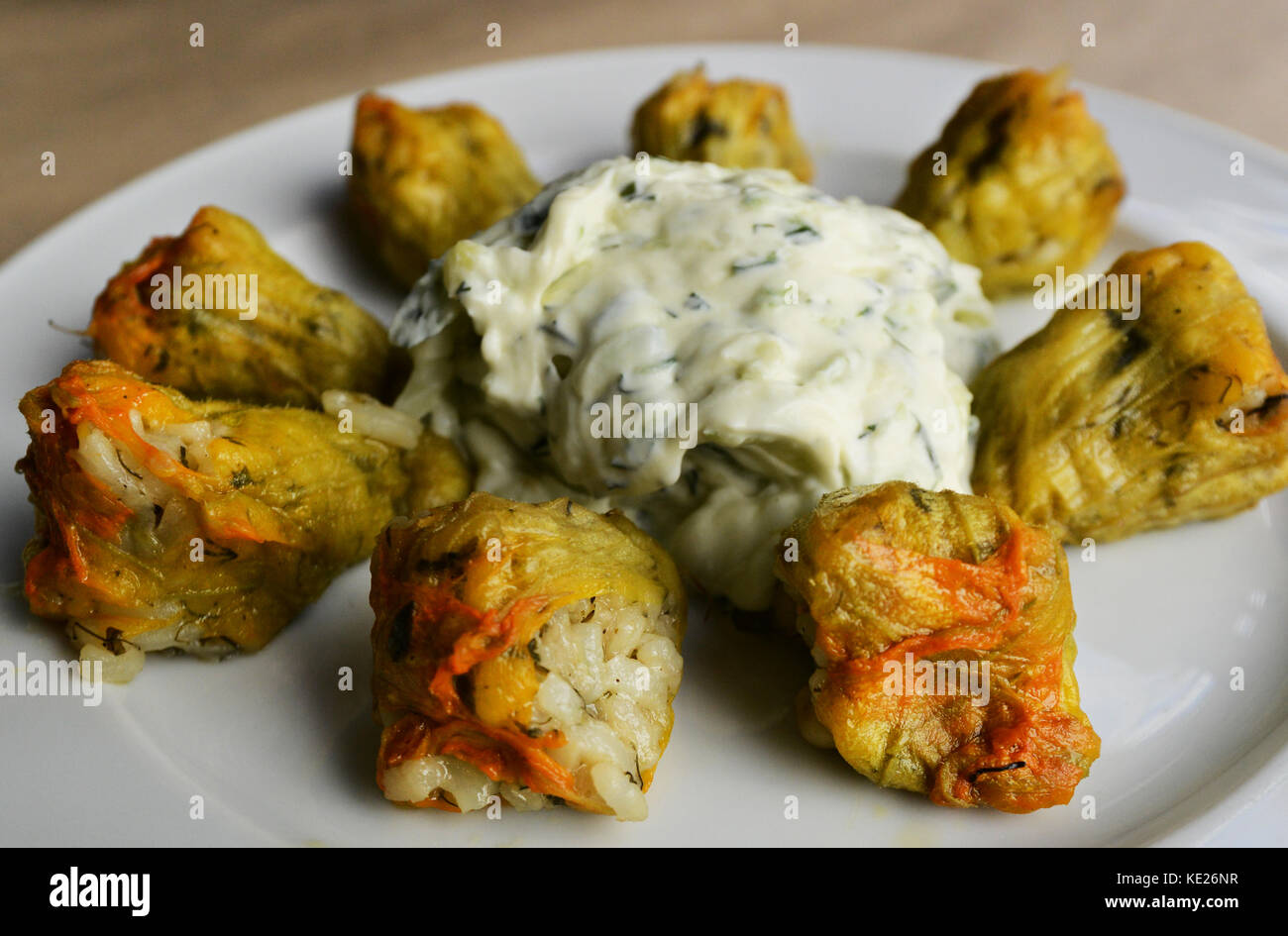 Courgette farcie à la grecque servi avec des fleurs de l'aneth et l'ail de tzatziki. Banque D'Images