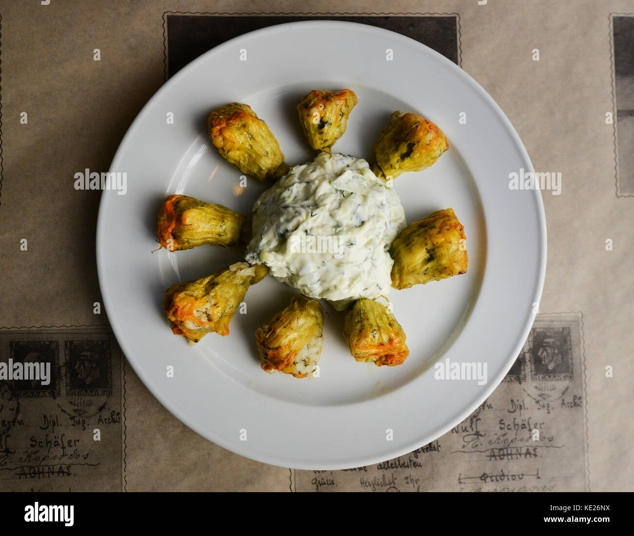 Courgette farcie à la grecque servi avec des fleurs de l'aneth et l'ail de tzatziki. Banque D'Images