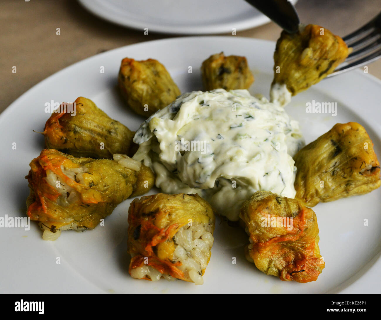 Courgette farcie à la grecque servi avec des fleurs de l'aneth et l'ail de tzatziki. Banque D'Images