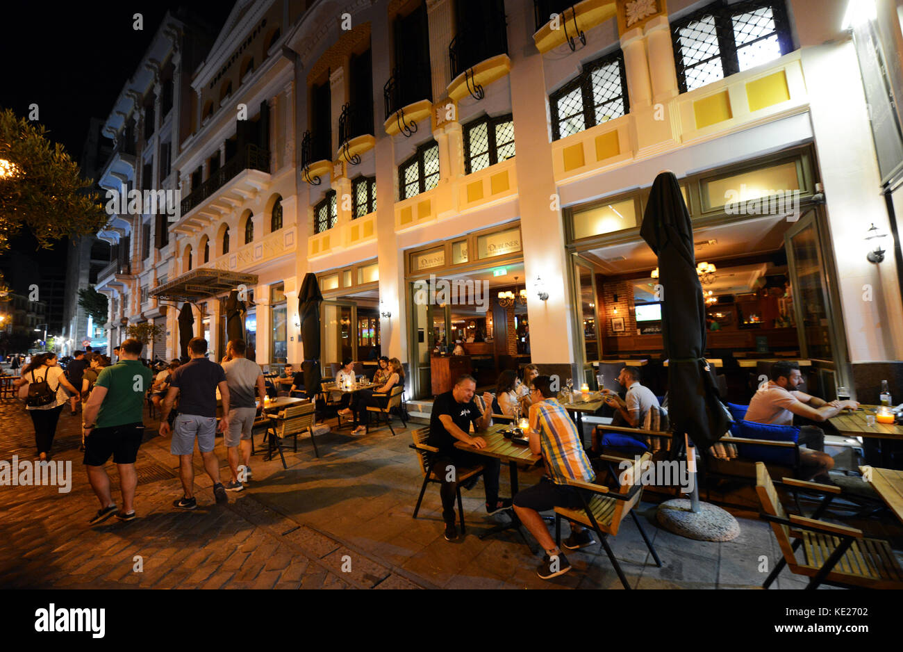 Des tavernes et des restaurants le long de Katouni street dans Ladakika , Thessalonique. Banque D'Images