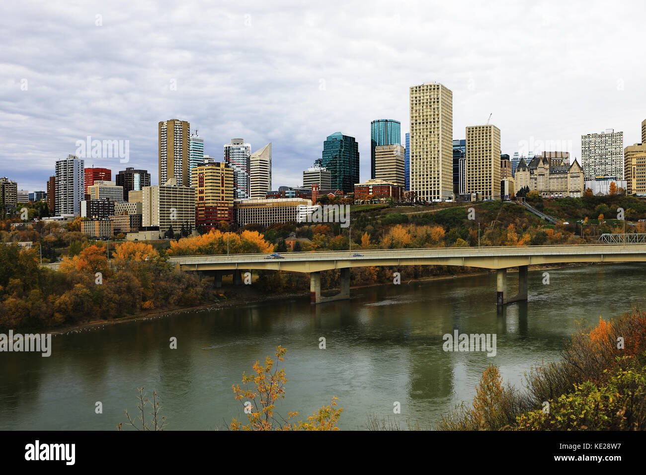 Centre-ville d'edmonton avec aspen en automne coloré Banque D'Images