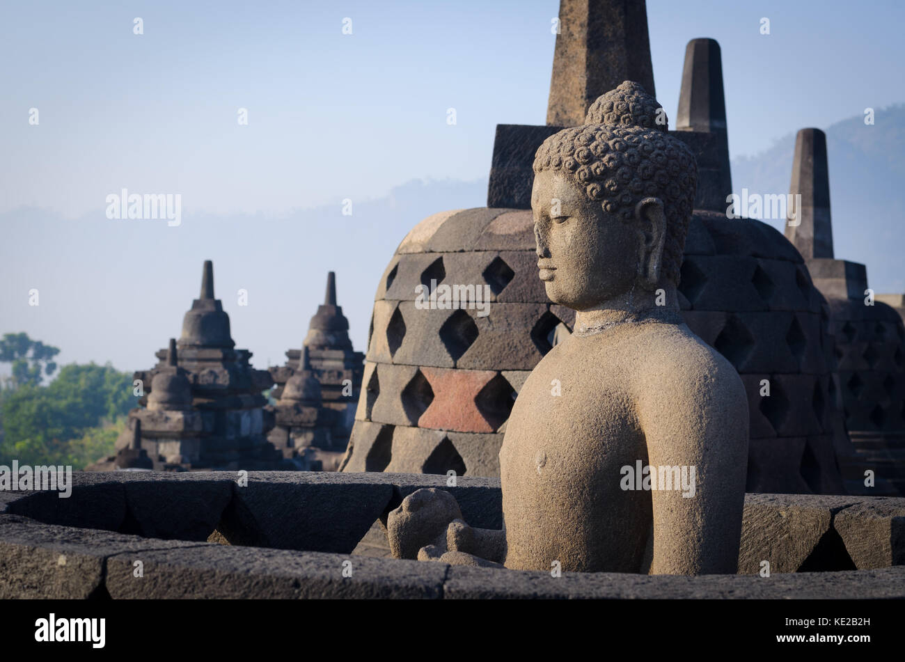 Sculpture de Bouddha en pierre en forme de stupa de culte sur le haut de la pyramide borobudur site du patrimoine mondial, en java, Indonésie Banque D'Images