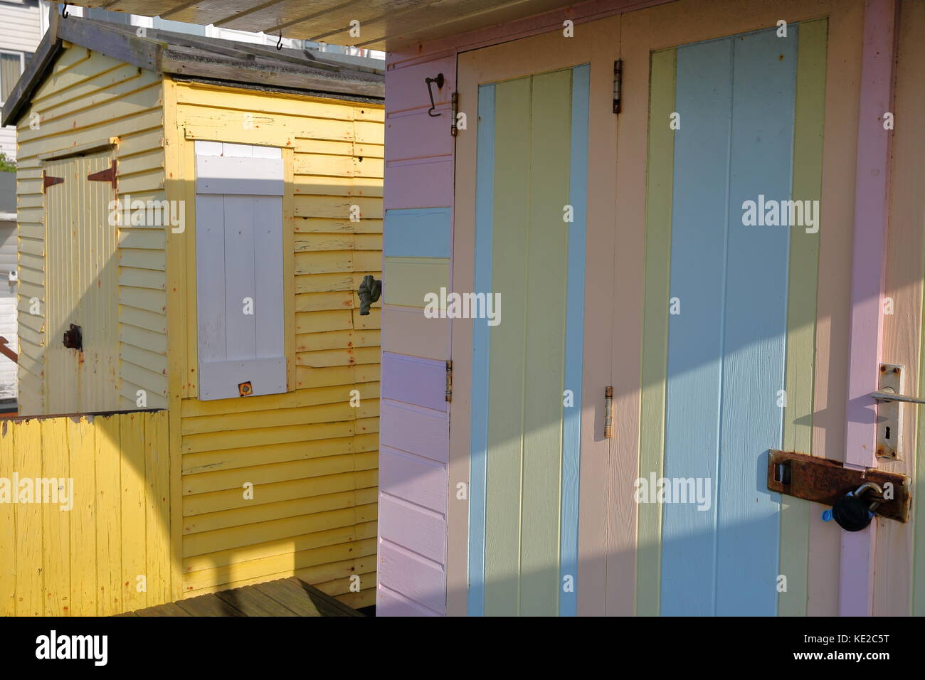 WHITSTABLE, Royaume-Uni - 15 OCTOBRE 2017 : gros plan sur l'entrée de cabanes en bois colorées Banque D'Images