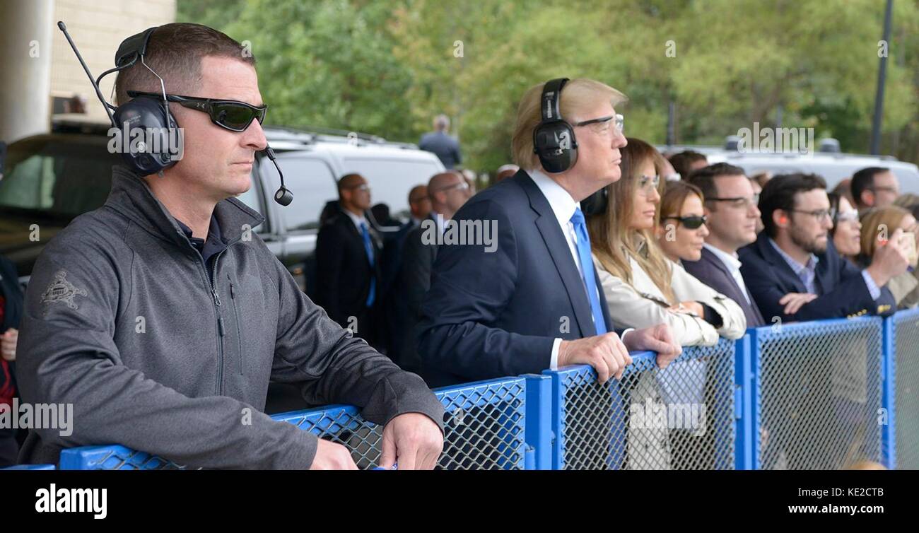 Le président américain Donald Trump et la première dame Melania Trump regardent des exercices d’entraînement lors d’une visite au centre de formation James J. Rowley des services secrets le 13 octobre 2017 à Beltsville, Maryland. Banque D'Images