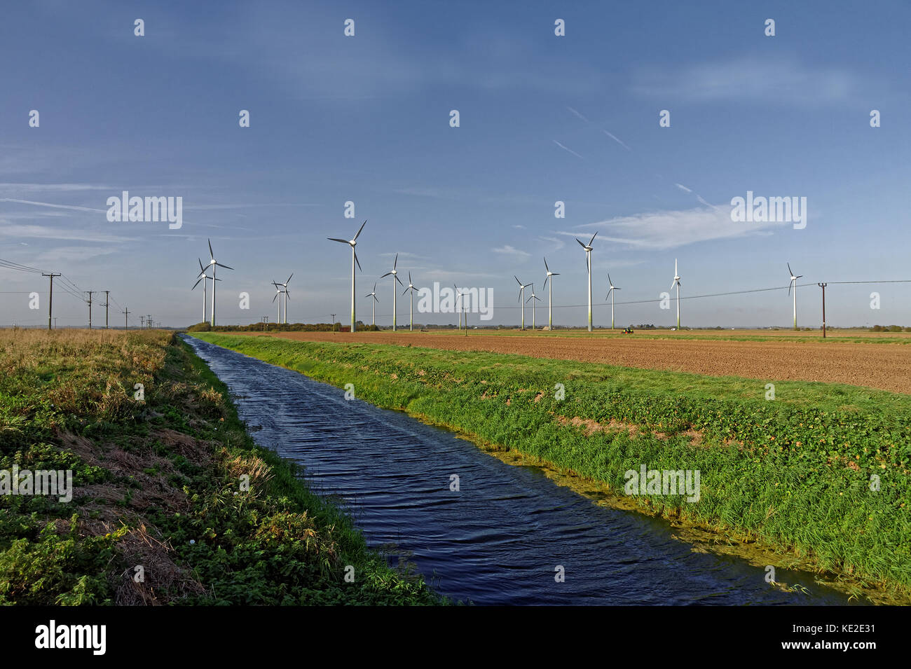 Éoliennes et la digue de drainage dans le Lincolnshire, Royaume-Uni. image hdr Banque D'Images