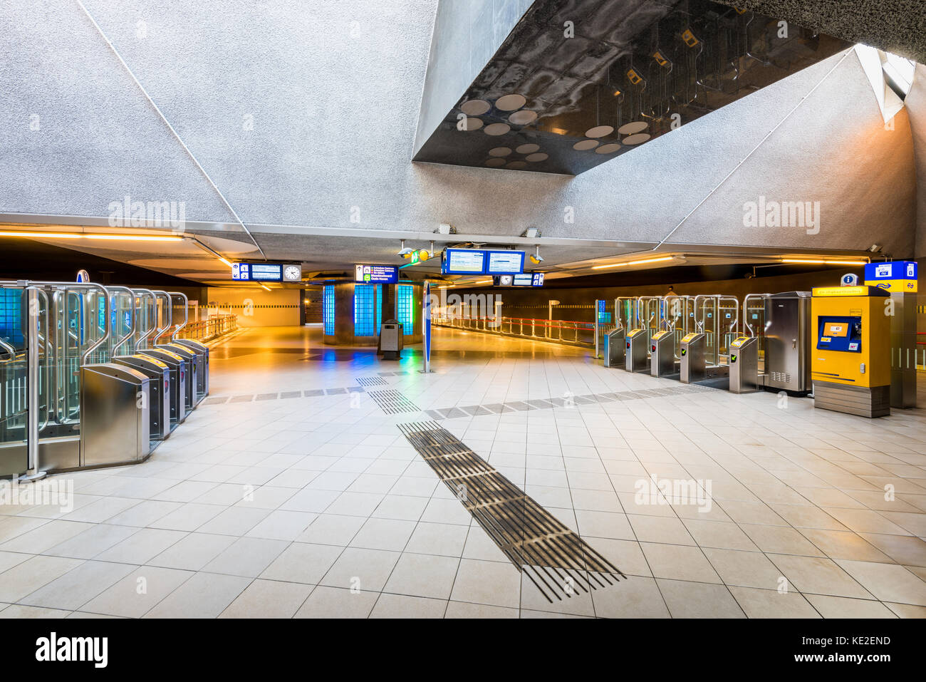 Les tourniquets à l'entrée de la gare et de la station de métro blaak blaak dans district de Rotterdam, Pays-Bas Banque D'Images