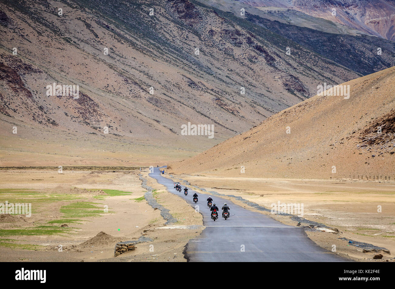 Motocyclistes sur la route à travers le plateau changthang au Ladakh région du Cachemire, l'Inde Banque D'Images