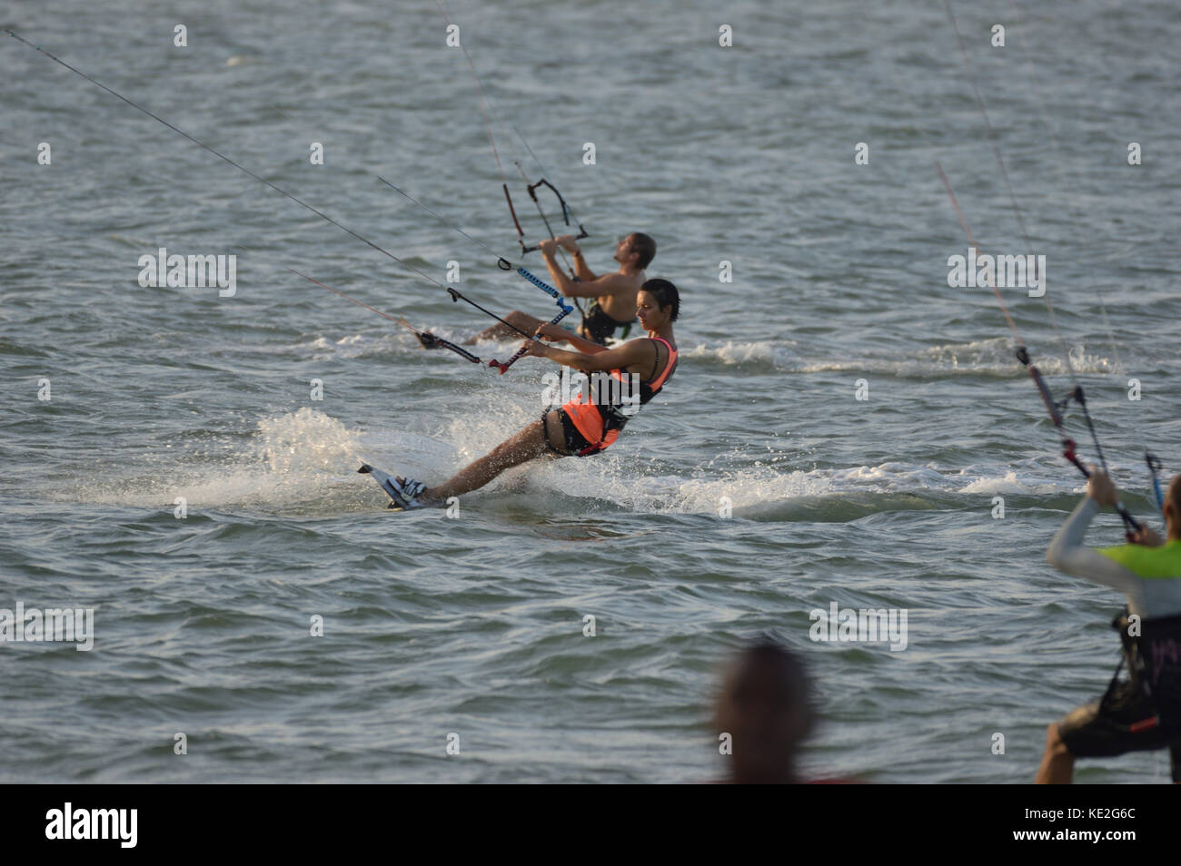 Kitesurfers dans la mer en face de Kunduchi Beach Hotel au nord de Dar es Salem Tanzanie Banque D'Images