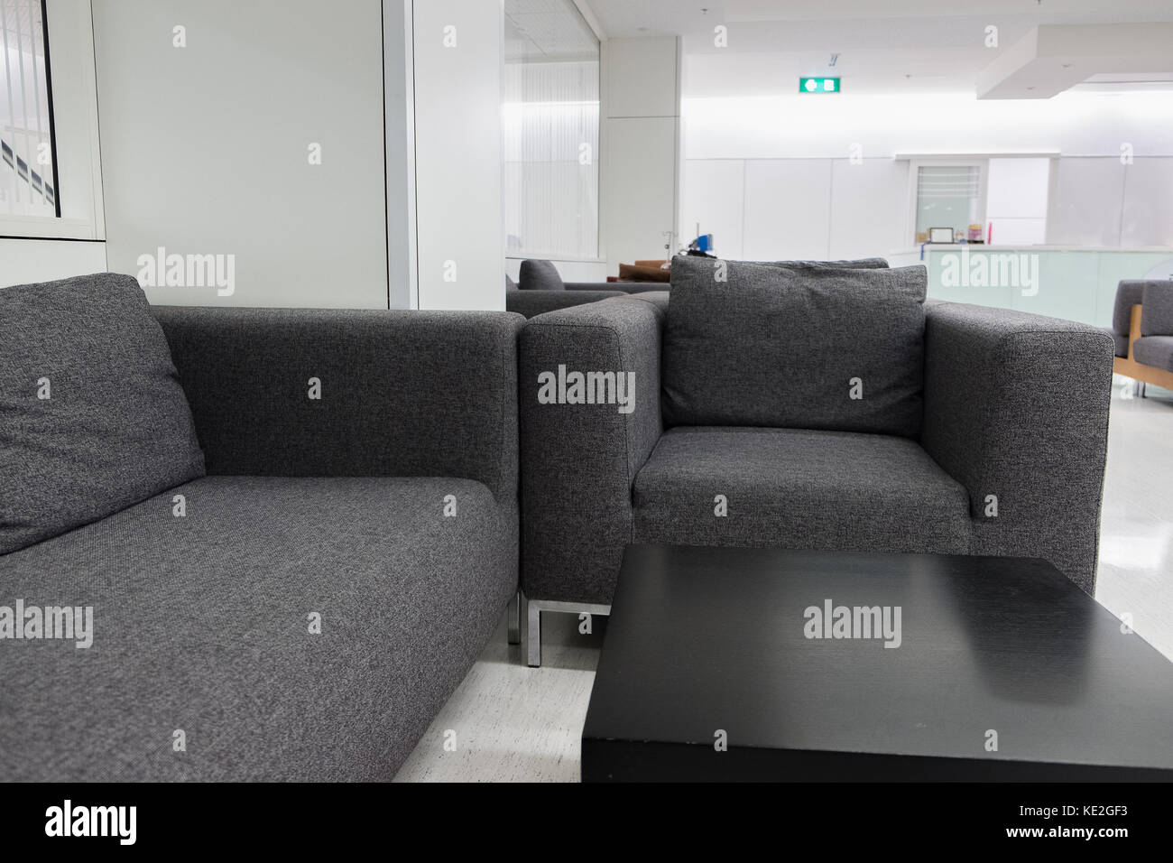 Canapé En Tissu Gris Foncé En Salle Dattente Ou De L